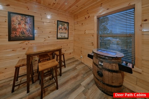 Game Room with Arcade Games in 4 bedroom cabin - Huckleberry Lodge