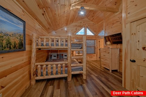 Pigeon Forge cabin with queen bunkbeds and pool - Huckleberry Lodge