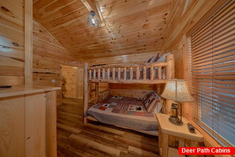 4 bedroom cabin with queen bunkbeds for 4 guests - Huckleberry Lodge