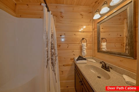 4 private bathrooms in 4 bedroom rental cabin - Huckleberry Lodge