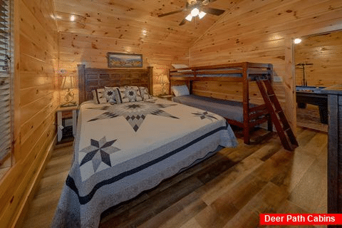 4 bedroom cabin with sleeping for 12 - Huckleberry Lodge