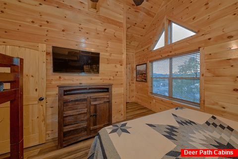 King bedroom with twin bunks in 4 bedroom cabin - Huckleberry Lodge