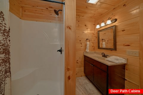 4 bedroom luxury cabin with 4 full bathrooms - Huckleberry Lodge