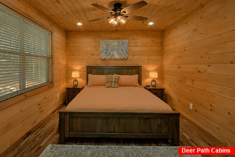 Master Bedroom with King Bed and Cable TV - Stay'N Play