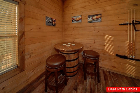 4 Bedroom Cabin with Large Game Room Sleeps 12 - Stay'N Play