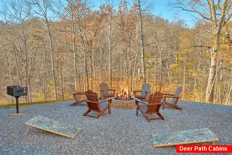 4 Bedroom Cabin with Corn hole & Fire Pit - Stay'N Play