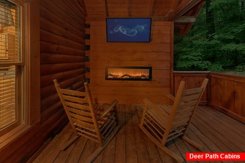 Spacious 1 Bedroom Cabin with Outdoor Fireplace - Lion's Den