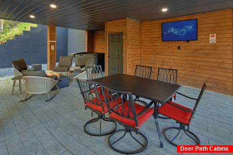 Spacious Two Bedroom Cabin with Outdoor TV - Reset and Relax