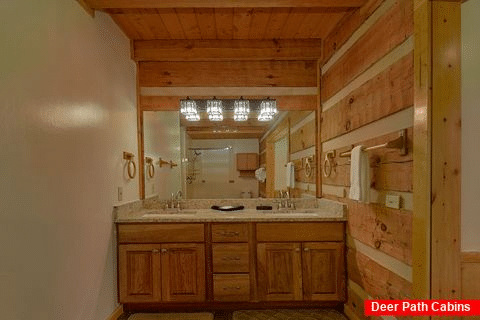 Private bath with soaking tub in 3 bedroom cabin - Dogwood Acre