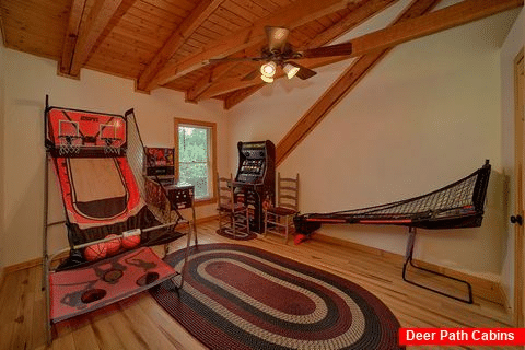 3 bedroom cabin with a game room and arcade game - Dogwood Acre