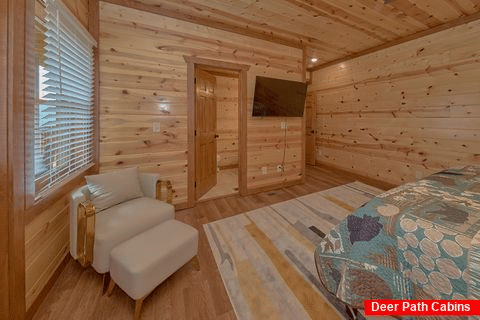 King Bedroom with Cable TV and WiFi - Zennessee Oasis