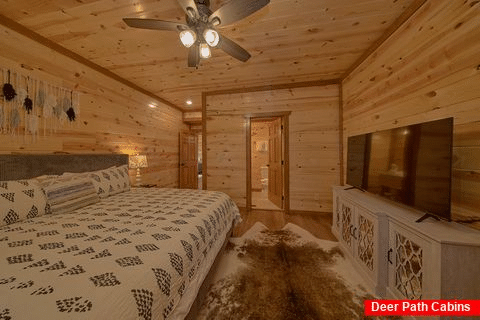 Spacious King Bedroom with Cable TV and WiFi - Zennessee Oasis