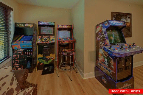 6 Bedroom cabin with 5 Arcade Games Sleeps 20 - A Dollys Vacation