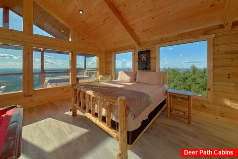 Spacious King Bedroom with Mountain View - Savannah Smiles