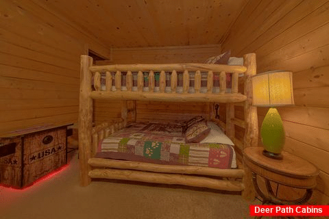 2 Bedroom Cabin with Queen Bunk Bed - Hillside Dreams