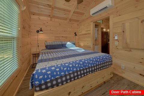 King bedroom in Private 1 bedroom cabin rental - Baby Bear