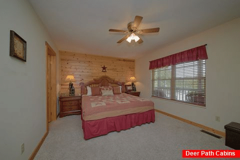 Large King Bedroom on the Main Level - Kountry Haven