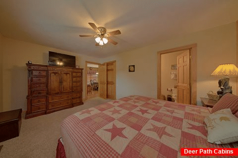 Spacious King Bedroom with Cable TV - Kountry Haven