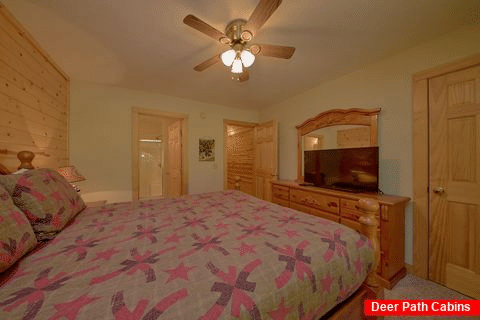 Spacious Queen Bedroom with Cable TV - Kountry Haven