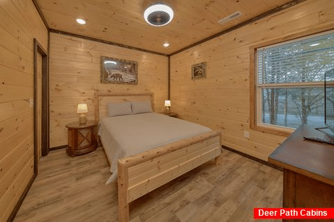 Queen Bedroom with Cable TV and WiFi - Relax II