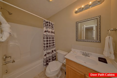 Queen Bedroom with En-Suite Bathroom - Black Bear Lane