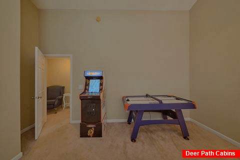 2 Bedroom Near Dollywood with Air Hockey - Black Bear Lane