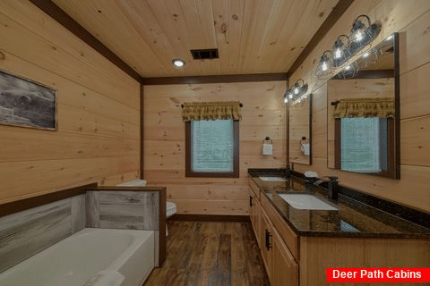 Large Master Bathroom with Jacuzzi - Cubbs Dream Paradise