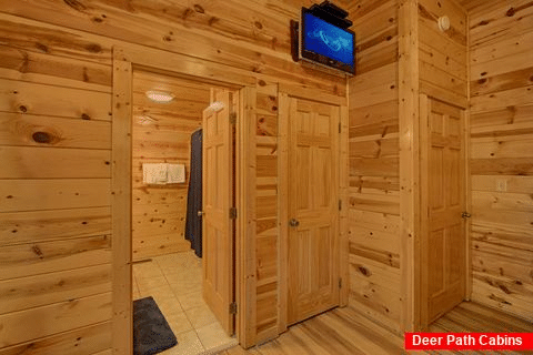 Bunk bedroom with Private bath and TV in room - A Perfect Stay