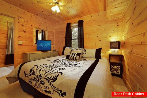 King Sized Bedroom in Cabin - A Mountain Escape