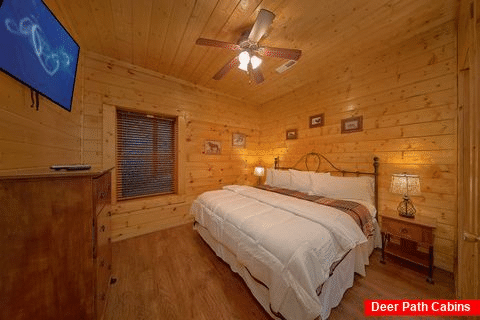 King Size Bed in 5 Bedroom Cabin - A Mountain Lodge