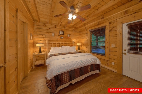 King Size Bedroom With Access To Deck - A Mountain Lodge