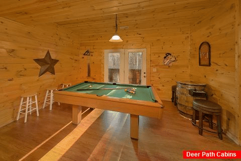 Game Room With Pool Table And Arcade - Bear Play