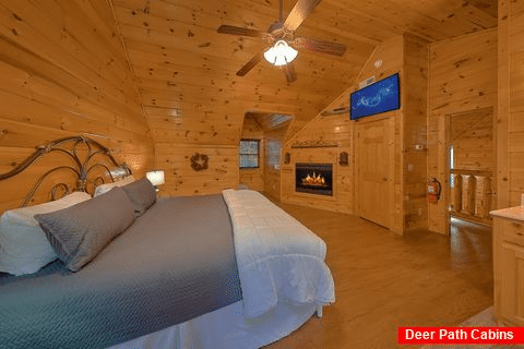 King Suite In 4 Bedroom 4 Bathroom Cabin - Bear Play