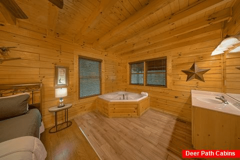 Jacuzzi Tub in King Bedroom - Bear Play