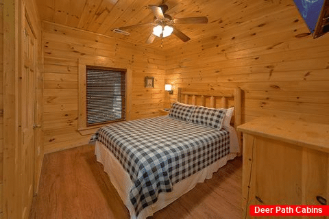 Queen Sized Bed In 4 Bedroom Cabin - Bear Play