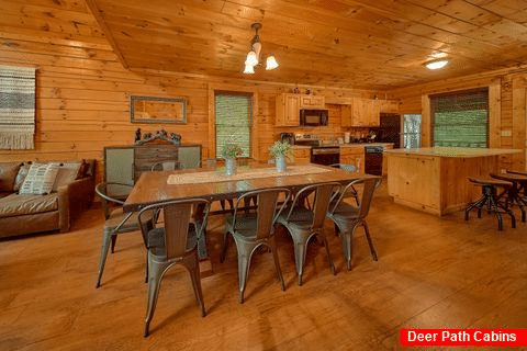 Cabin with Dining Room Table That Seats 10 - Bear Shack