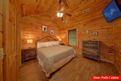 Cabin with King Sized Bedroom And TV - Bear Shack