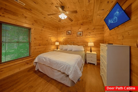 King Bed in 5 Bedroom Cabin - Bear Shack