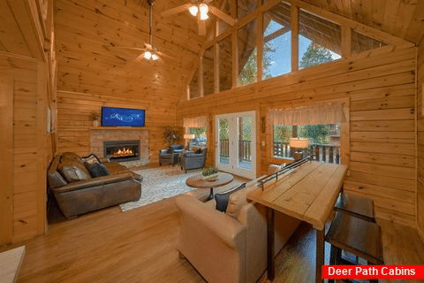 Luxury cabin with fireplace in the living room - Cowboy Up