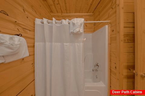 5 bathrooms in Luxury Pigeon Forge cabin - Cowboy Up