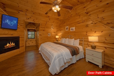 King Master Suite in 4 Bedroom Luxury Cabin - Cuddly Critters