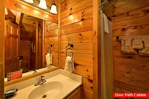 Cabin with Shower in Bathroom - Little Cove Hideaway