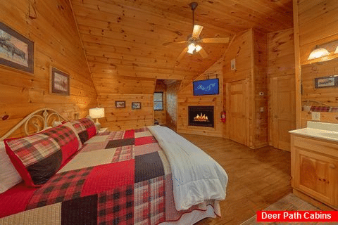 Cabin with Master Bedroom with King Bed - Paws A While