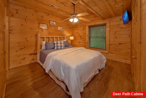 Cabin with Queen Bed - Paws A While