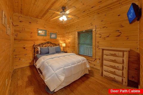 Queeb Bedroom in Cabin - Paws A While