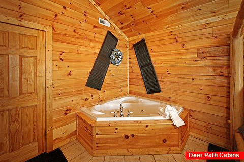 Jacuzzi in King Bedroom Suite - Poolside Cabin