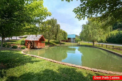 Cabin with Pond and fountain - Moonshine Manor