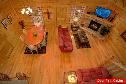 Luxury Cabin with Living Room & Fireplace - Lucky Logs Lodge