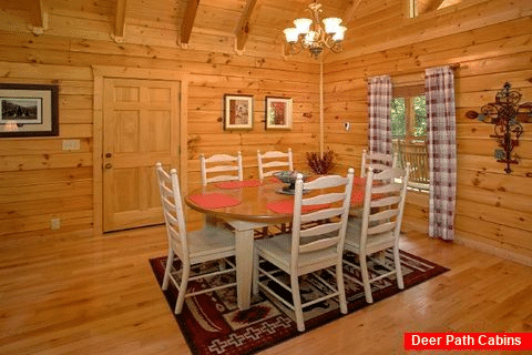 Luxury Cabin with Kitchen and Dining Table - Lucky Logs Lodge