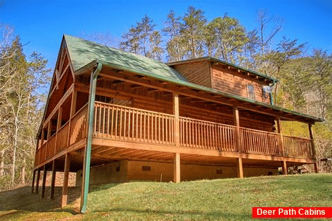 Cozy Honeymoon Cabin with Hot Tub and Views - Bearadise